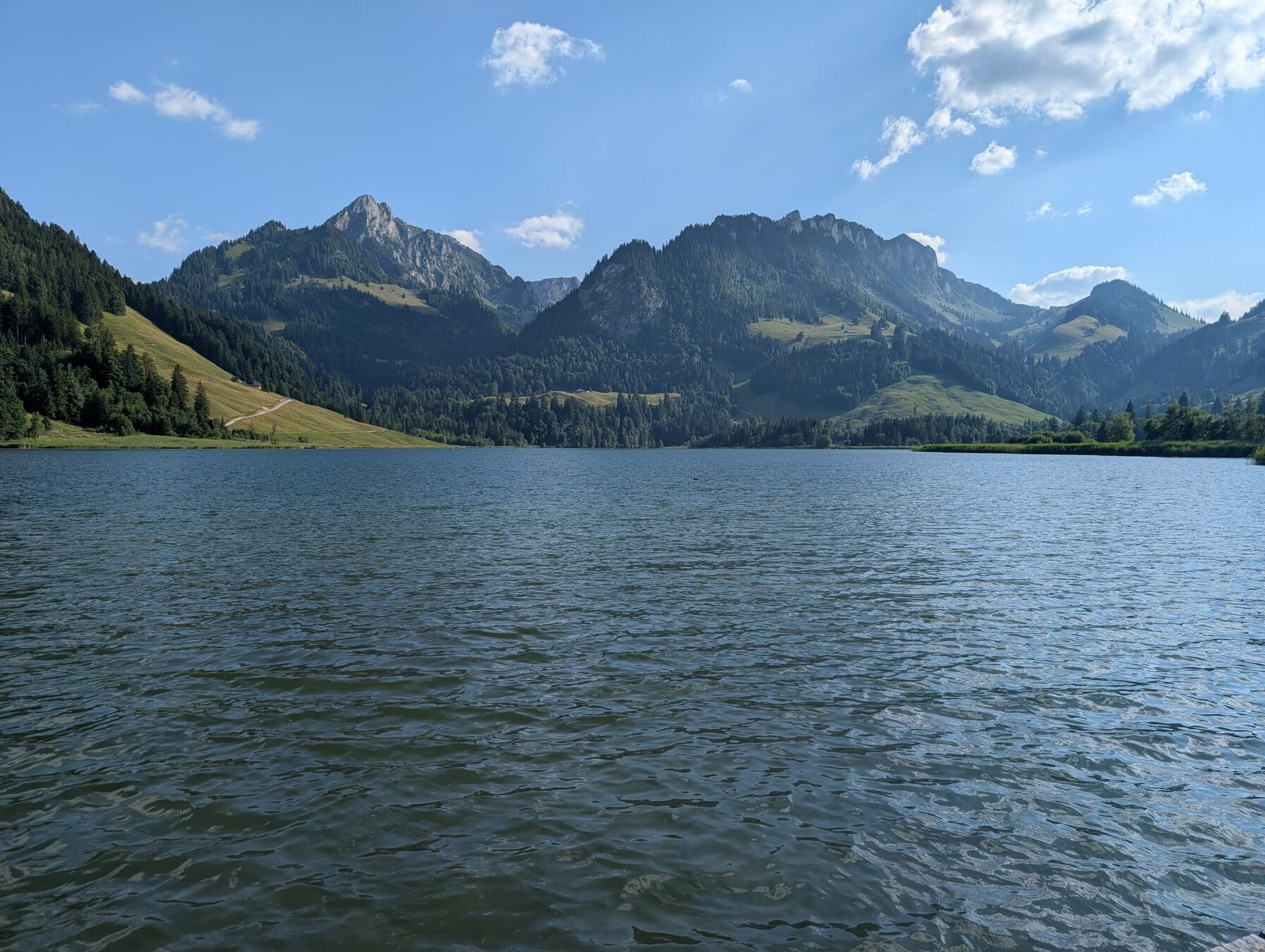 Schwarzsee mit Blick auf die Bergzüge von Brecca und Les Recardets